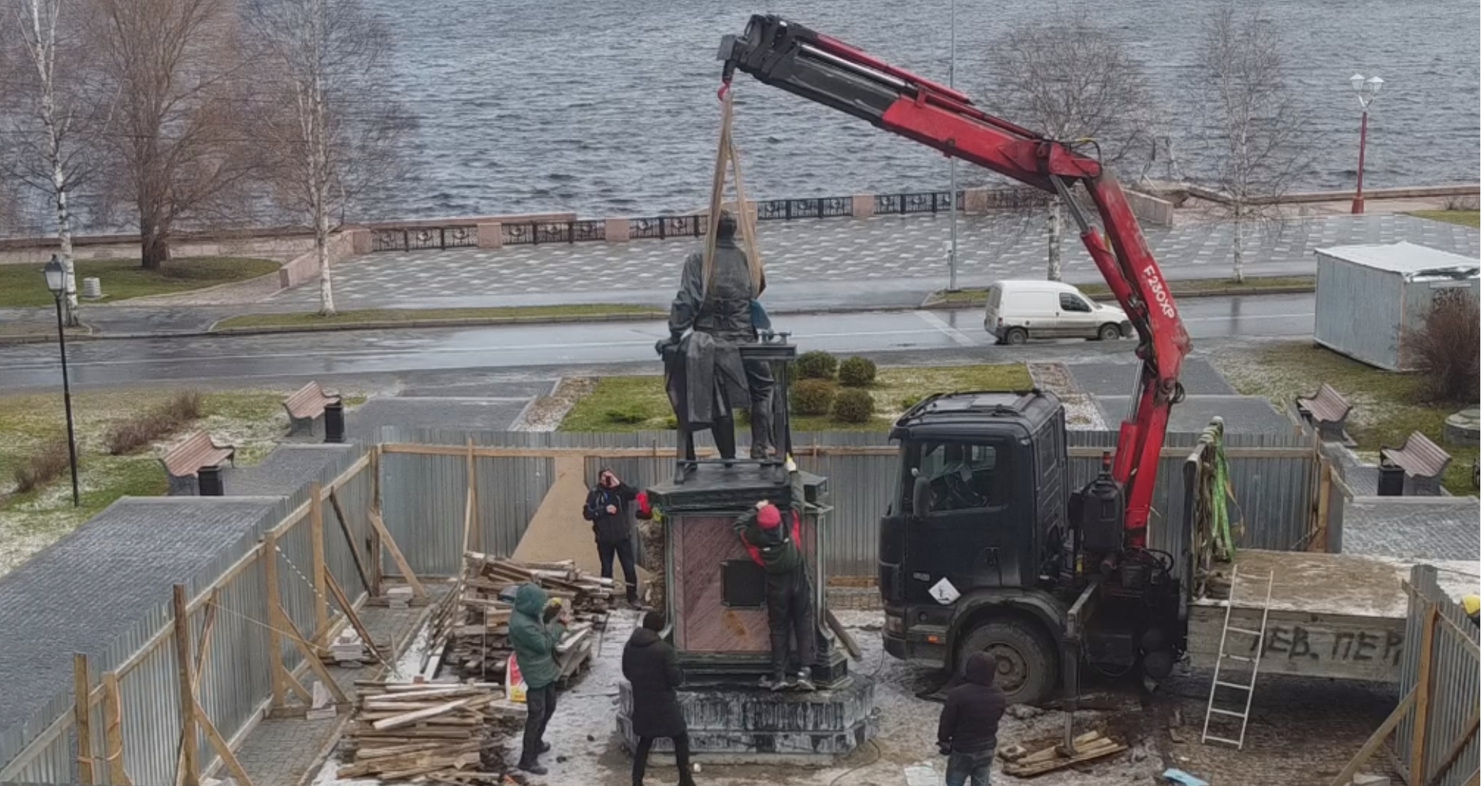 Памятник Михаилу Перхину установили в Петрозаводске