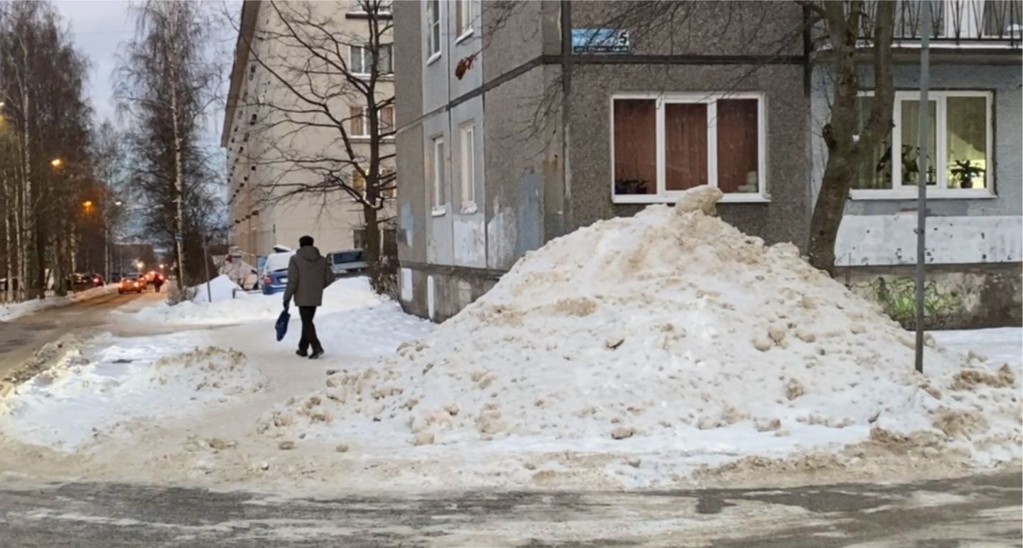 «Возьмем лопаты и пойдем чистить снег!»: Петрозаводчане крайне недовольны уборкой города
