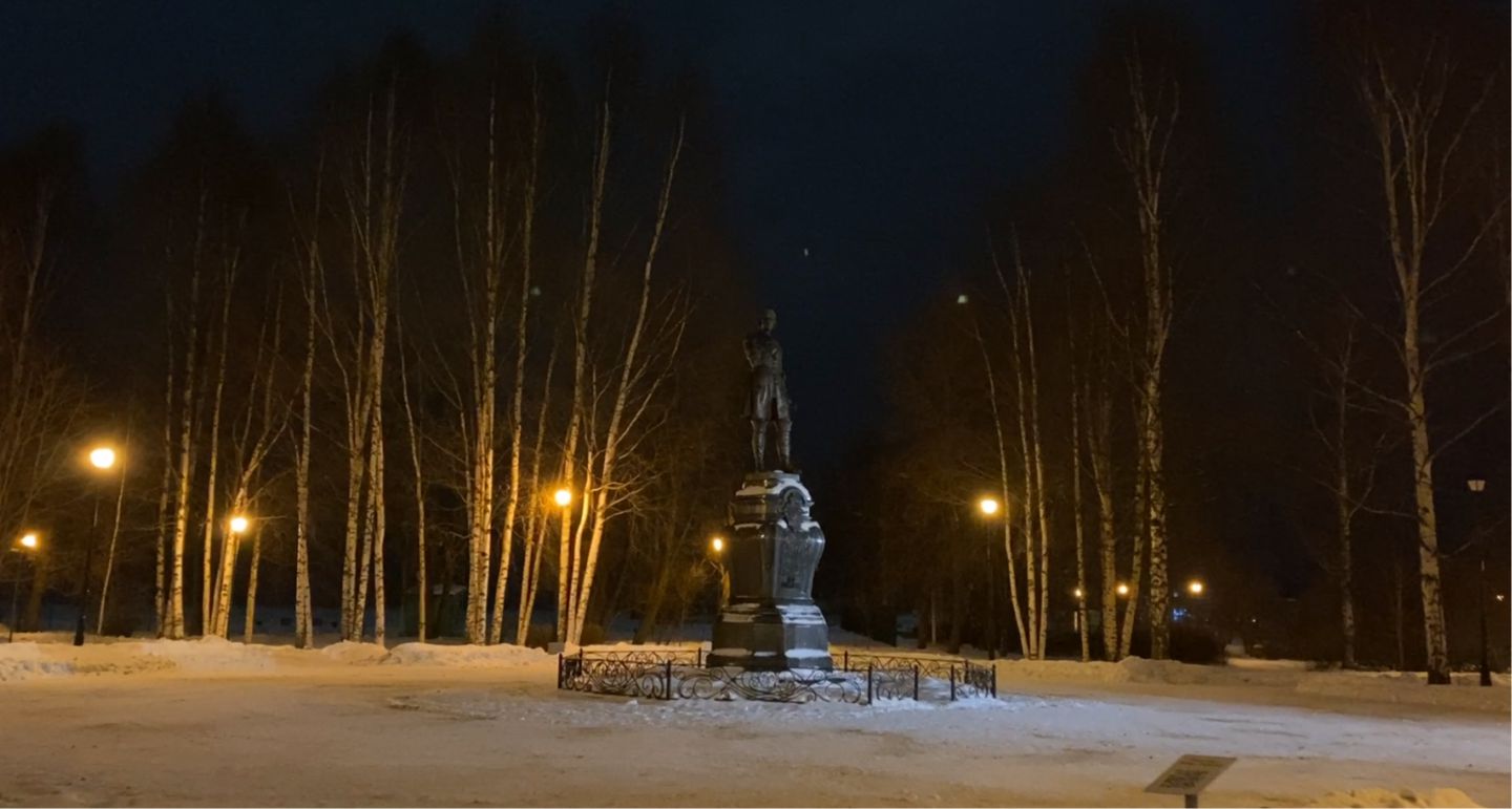 Скверы и парки Петрозаводска осветили новые фонари