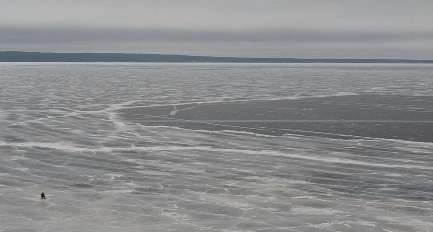 Специалисты замеряют толщину льда на Онежском озере
