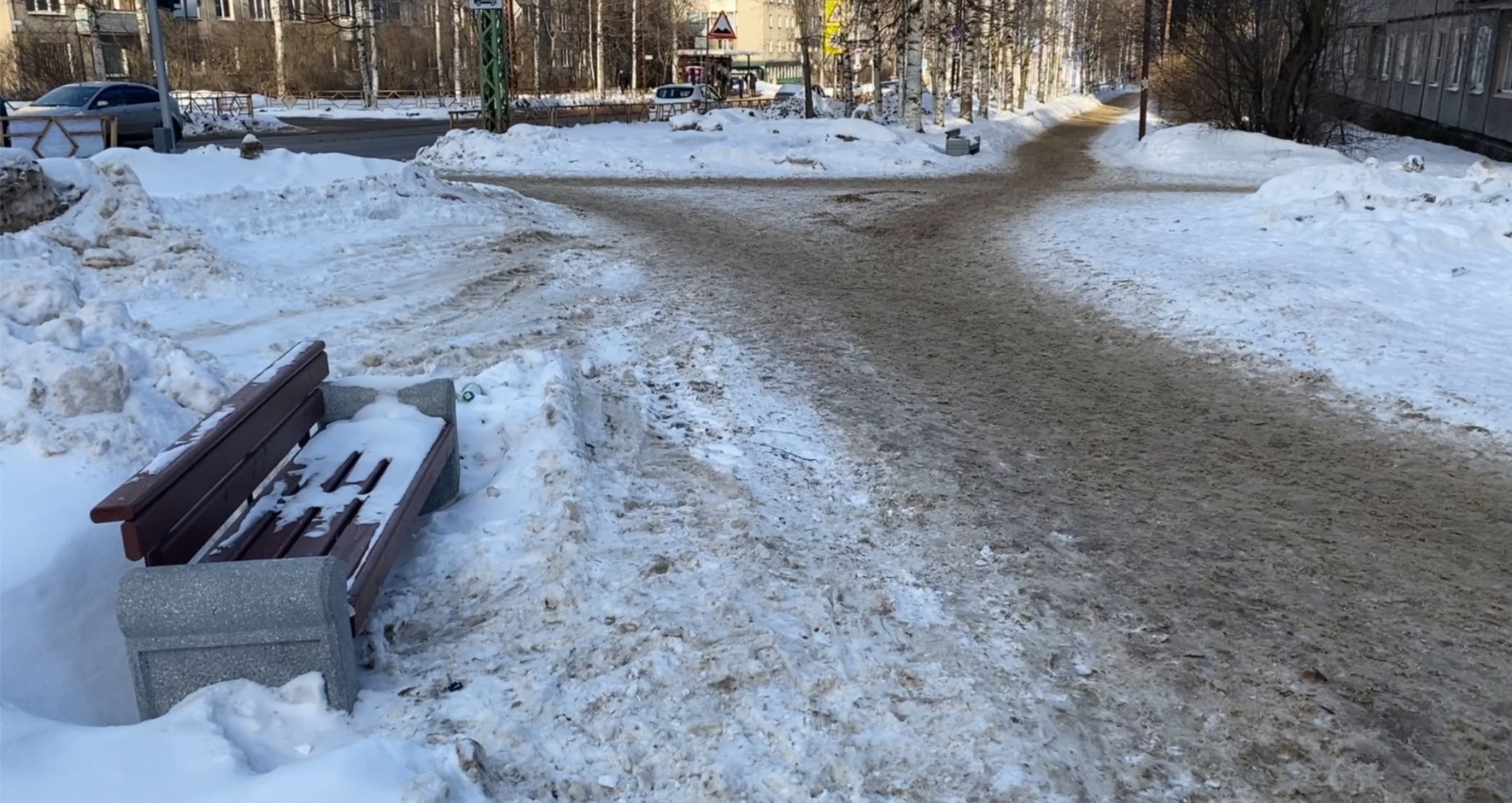 Неравномерная очистка тротуаров от снега и наледи