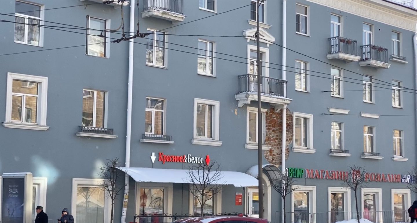 Штукатурка отваливается с фасадов домов, отреставрированных к 100-летию Карелии