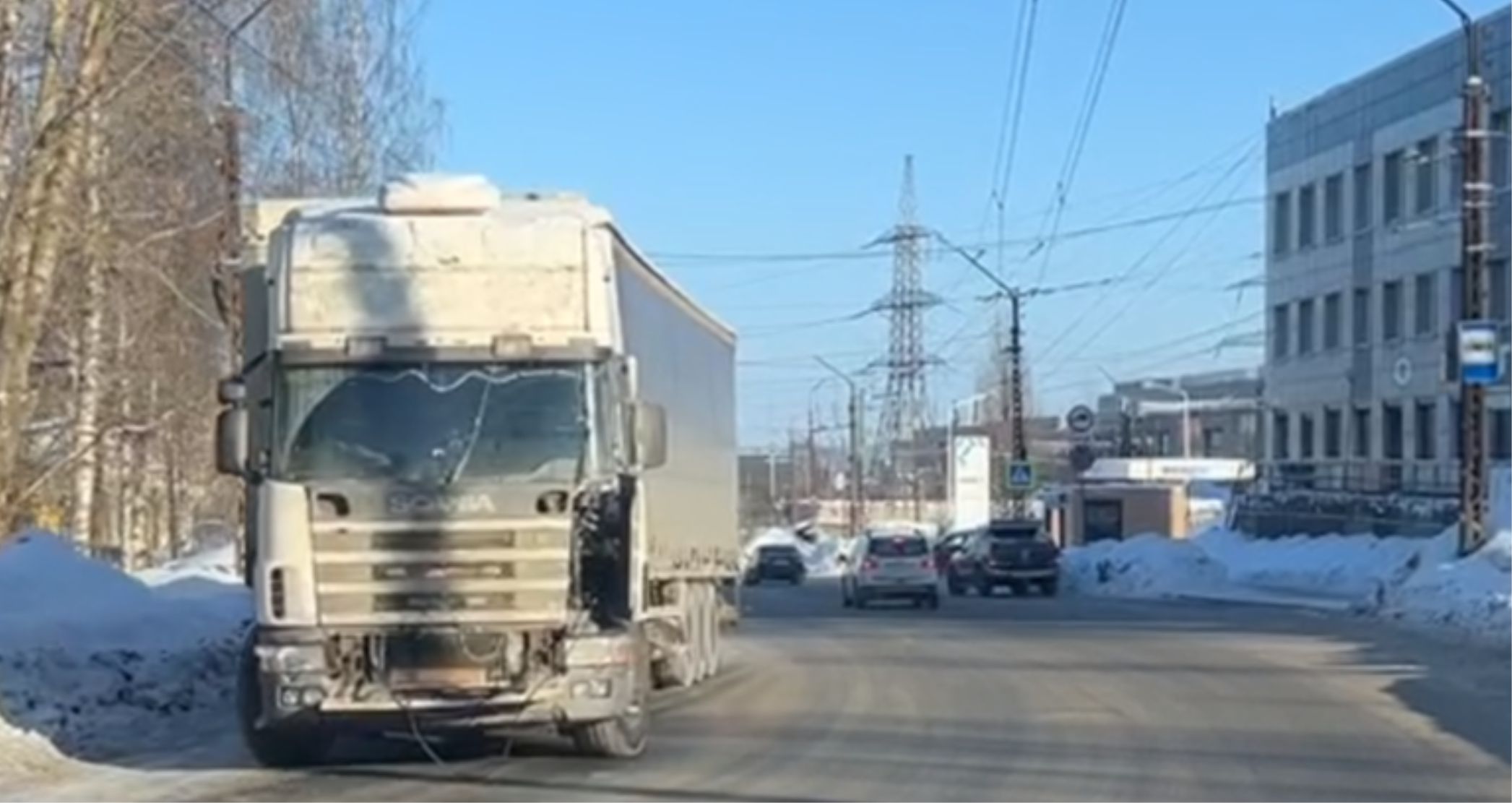 Фуру которая мешала проезду троллейбусам убрали с улицы в Петрозаводске
