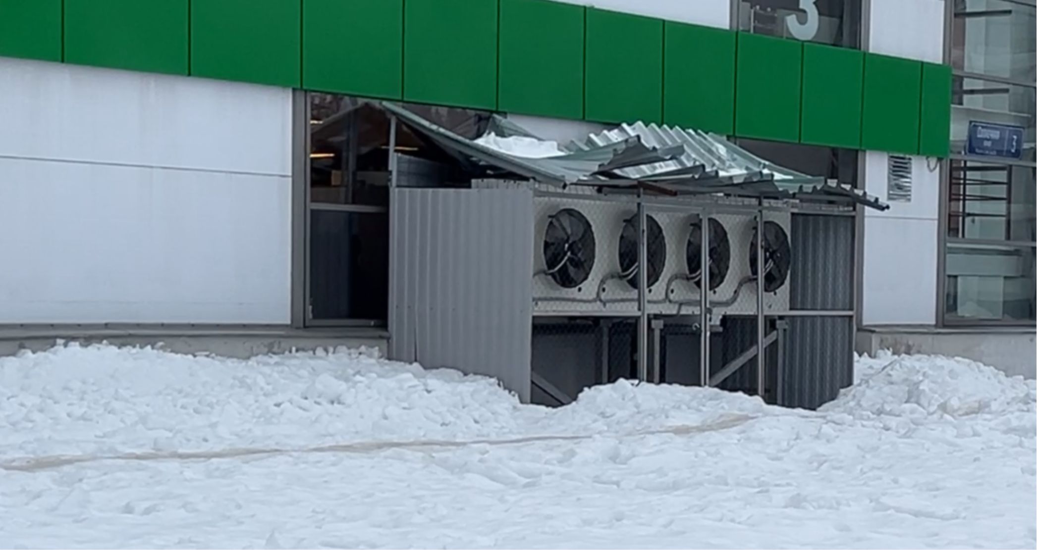 Ледяная угроза над головами для покупателей магазина в Петрозаводске