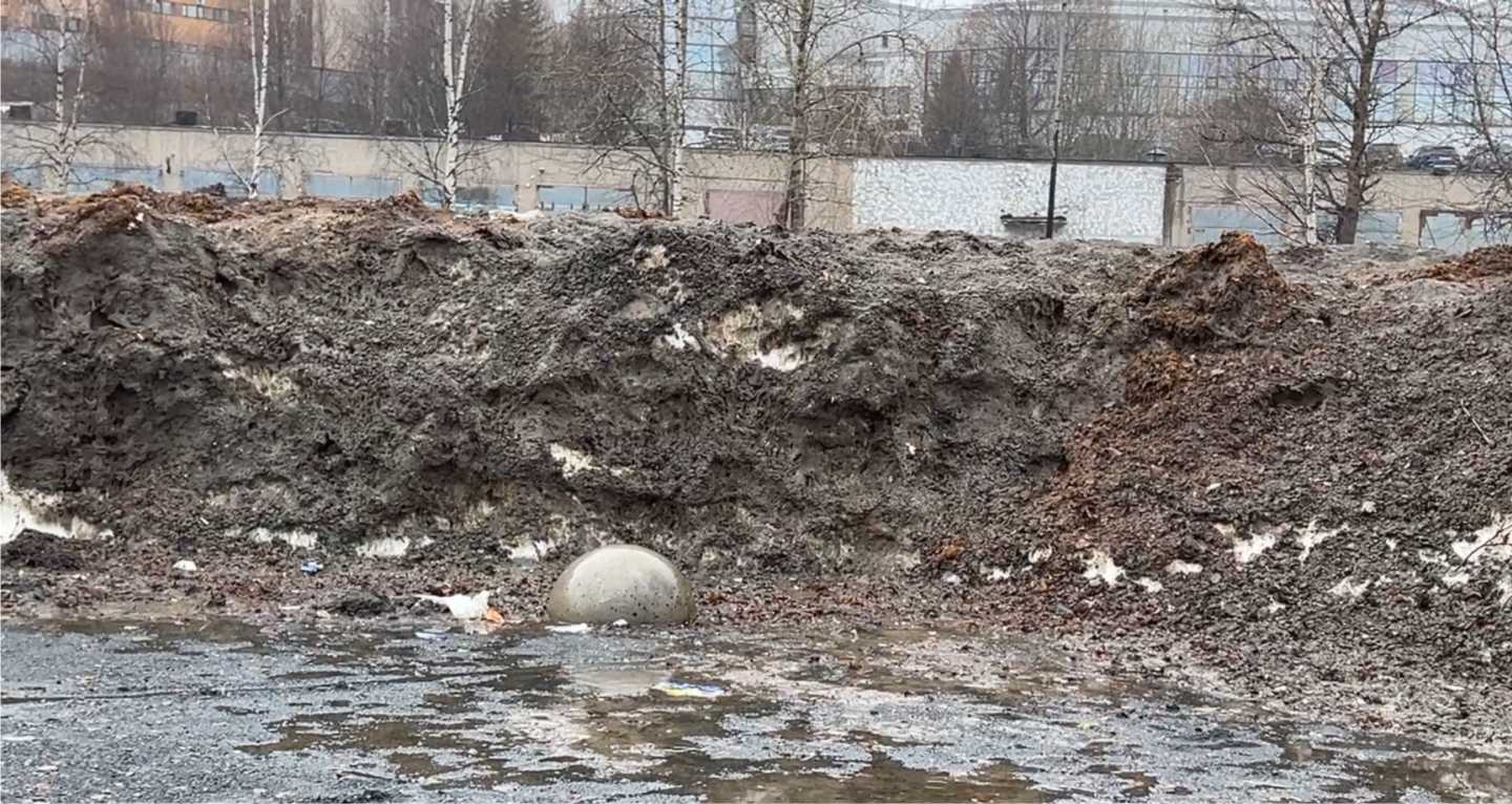 Снег со стадиона так и не увезли, а теперь стадион утонет еще и в мусоре?