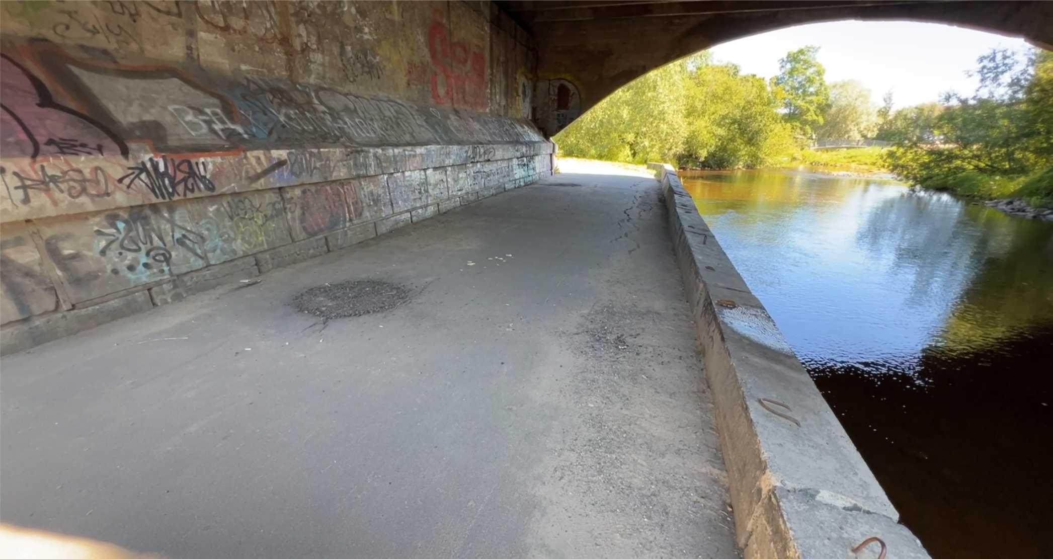 Опасная яма под мостом в Петрозаводске больше не угрожает пешеходам и велосипедистам