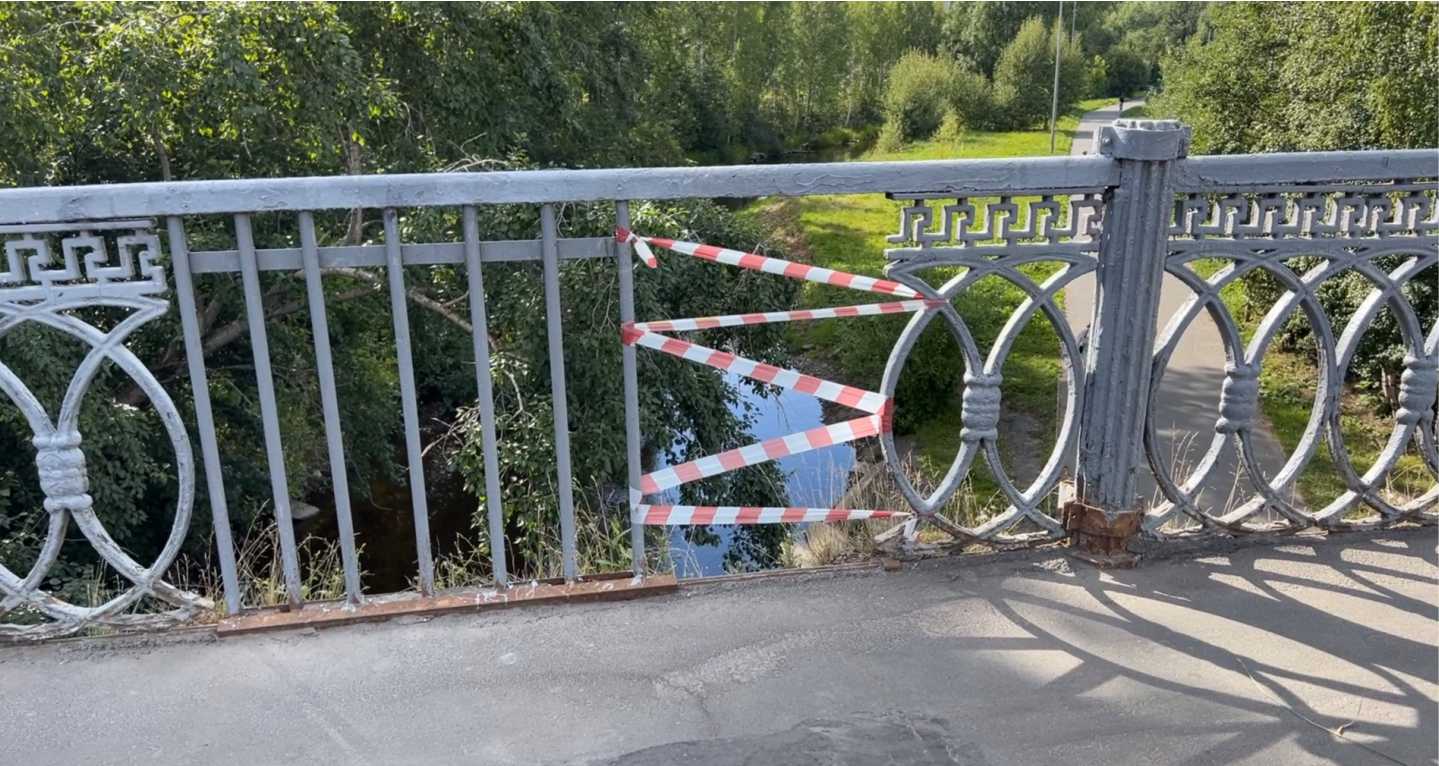 Огромная дыра появилась на мосту в центре Петрозаводска