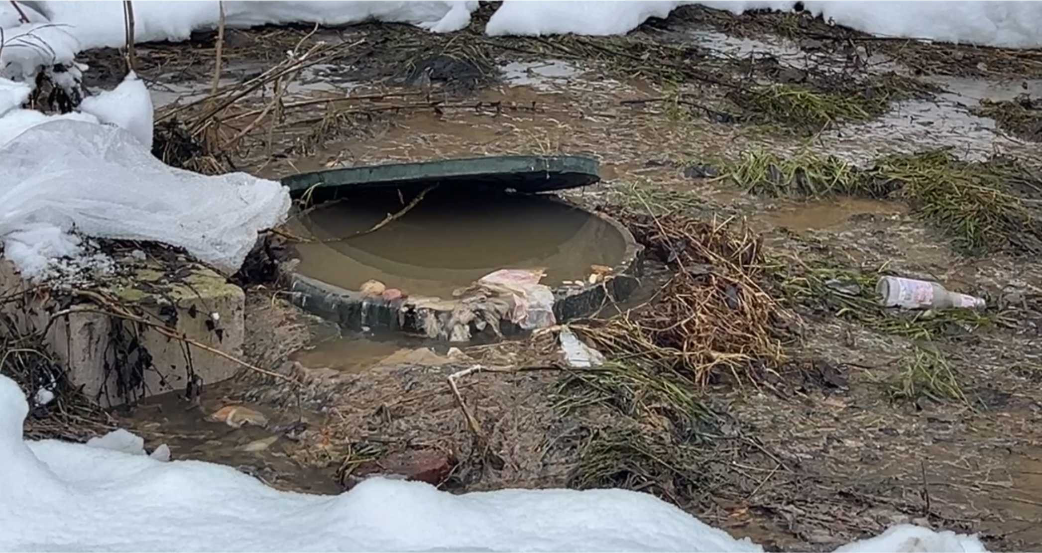 На Пограничной из люка вытекает на дорогу вода с неприятным запахом —  Газета ВСЁ.Онлайн - Новости и бесплатные объявления (Петрозаводск, Карелия)